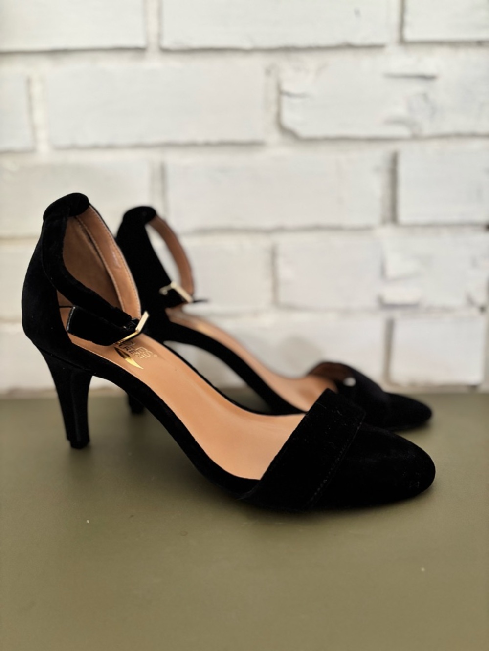 Aerosoles Black Velvet Ankle Strap Heels Size 9 Minimalist Chic Capsule EUC - Picture 2 of 6